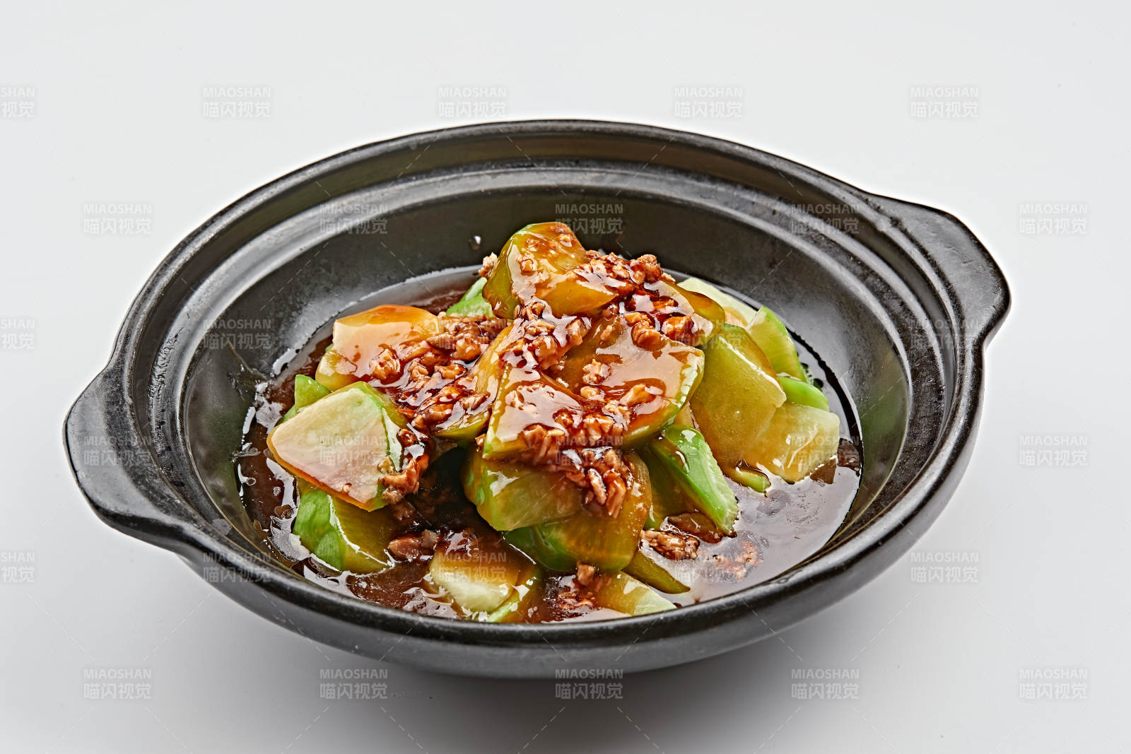 黑色砂锅装的卤汁肉酱青萝卜图片