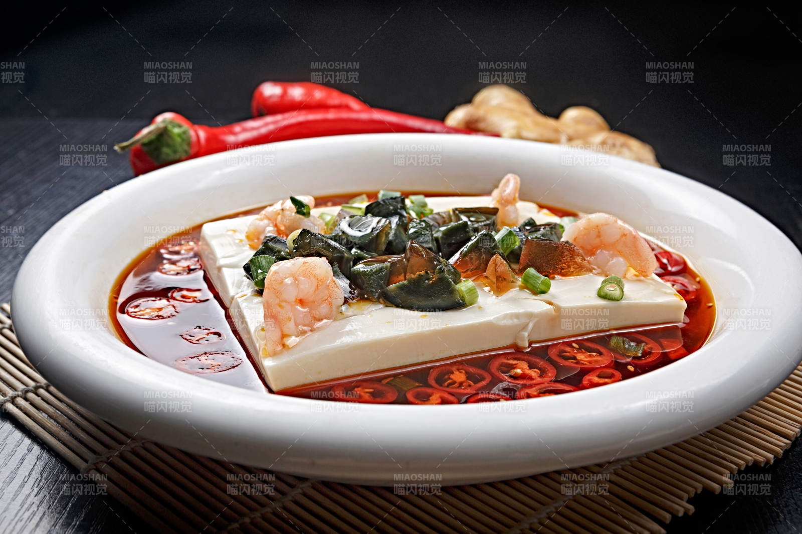红油双鲜皮蛋虾仁拌豆腐图片