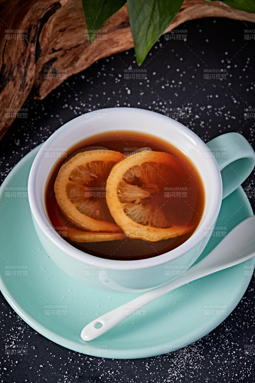 柠檬红茶摆放在黑色背景上图片