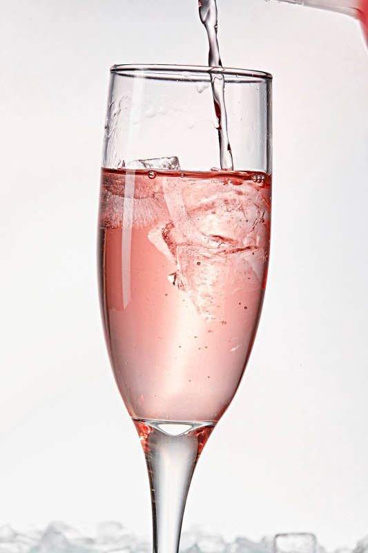 布满冰块的酒杯中的清凉桃子味预调酒图片