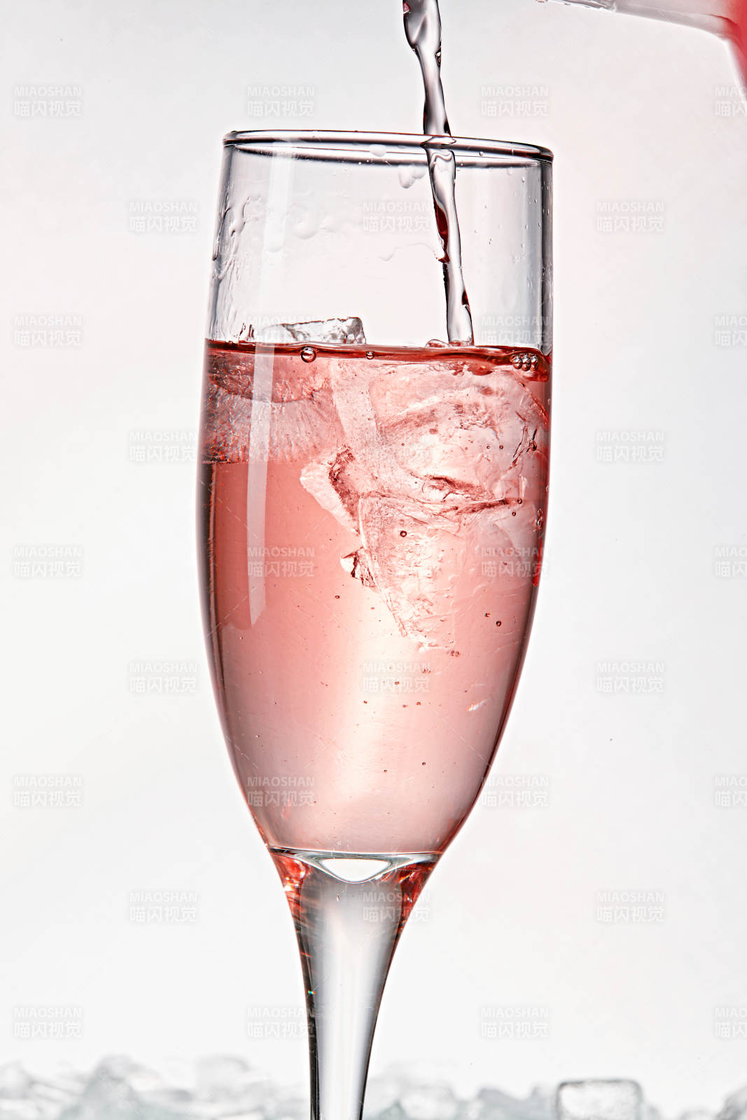 布满冰块的酒杯中的清凉桃子味预调酒图片