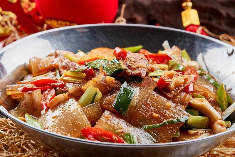 不锈钢餐具装的香辣蒜薹锅仔冷面图片