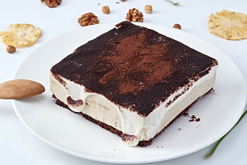 可可粉撒粉鲜奶酪黑森林蛋糕图片