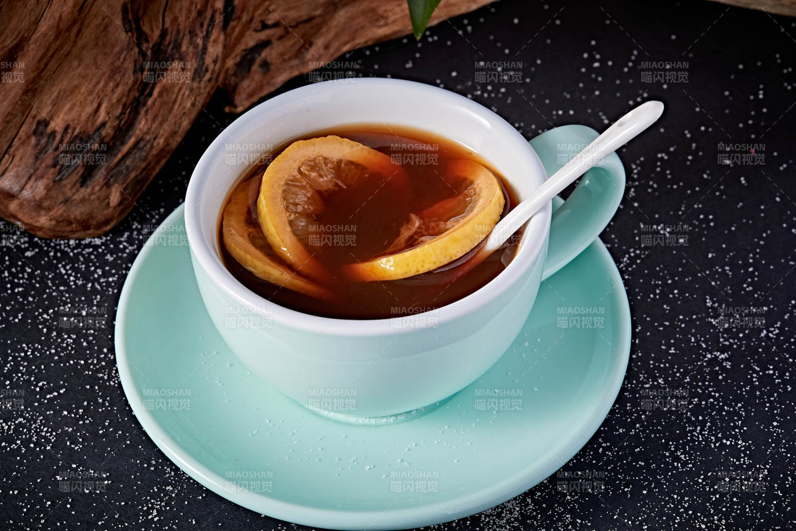 柠檬红茶摆放在黑色背景上图片