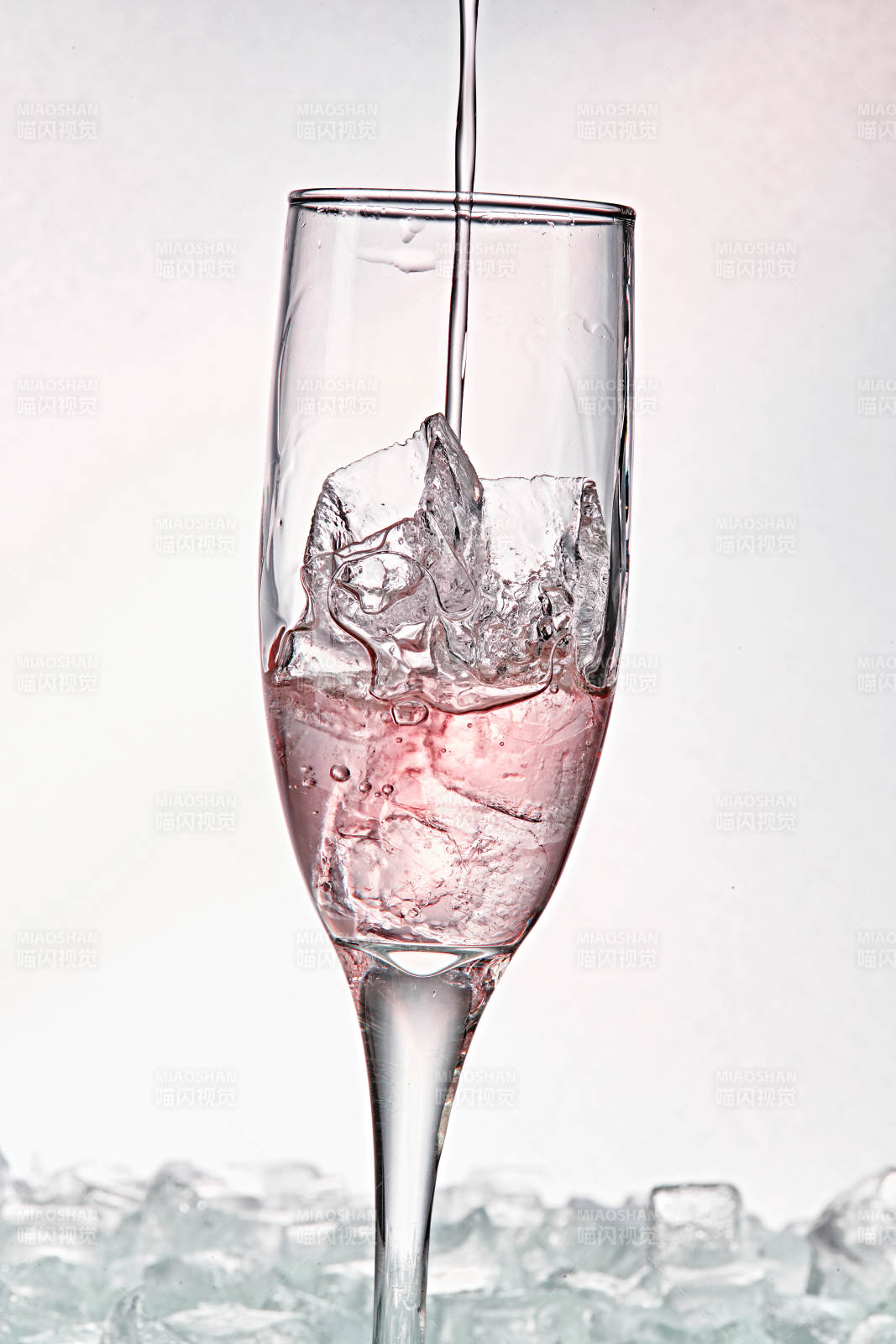 布满冰块的酒杯中的清凉桃子味预调酒图片