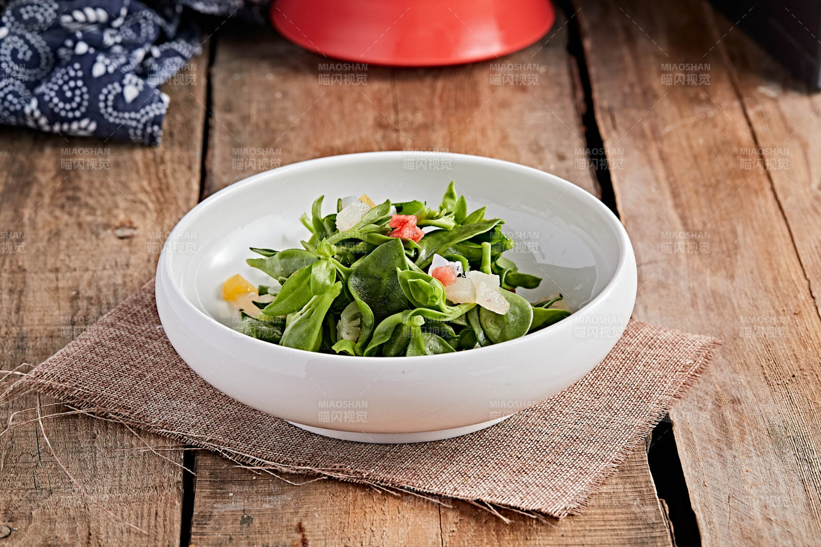 白色瓷盘装的的水果粒炝拌穿心莲图片