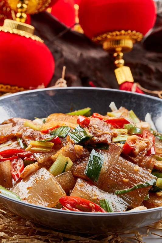 不锈钢餐具装的香辣蒜薹锅仔冷面图片