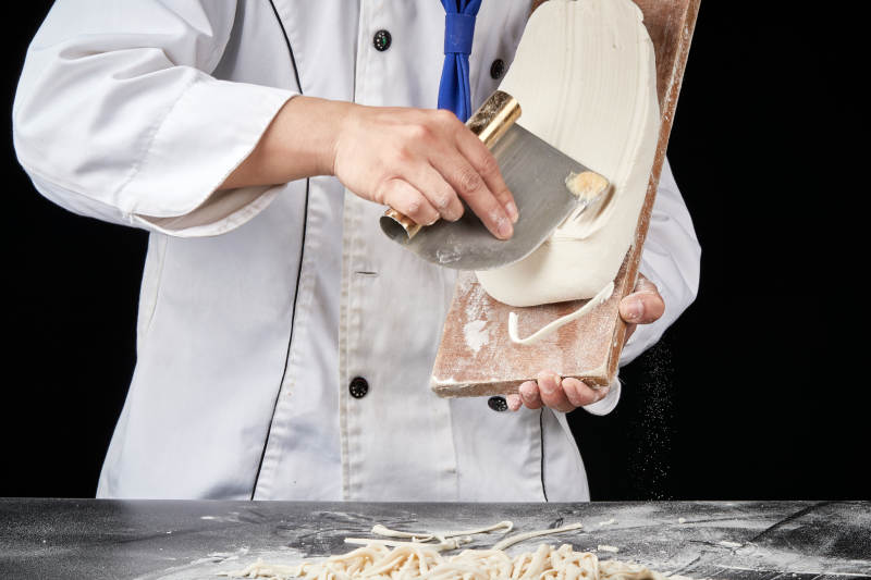 技艺精湛的山西刀削面师在展示刀削面制作图片