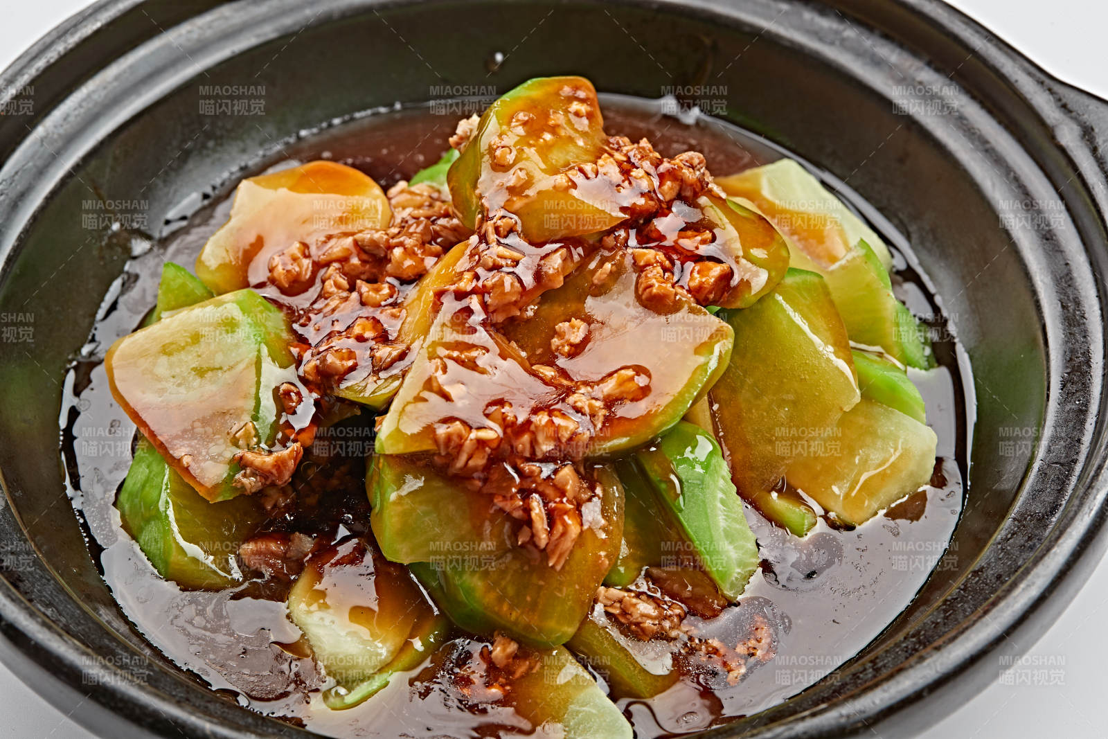 黑色砂锅装的卤汁肉酱青萝卜图片
