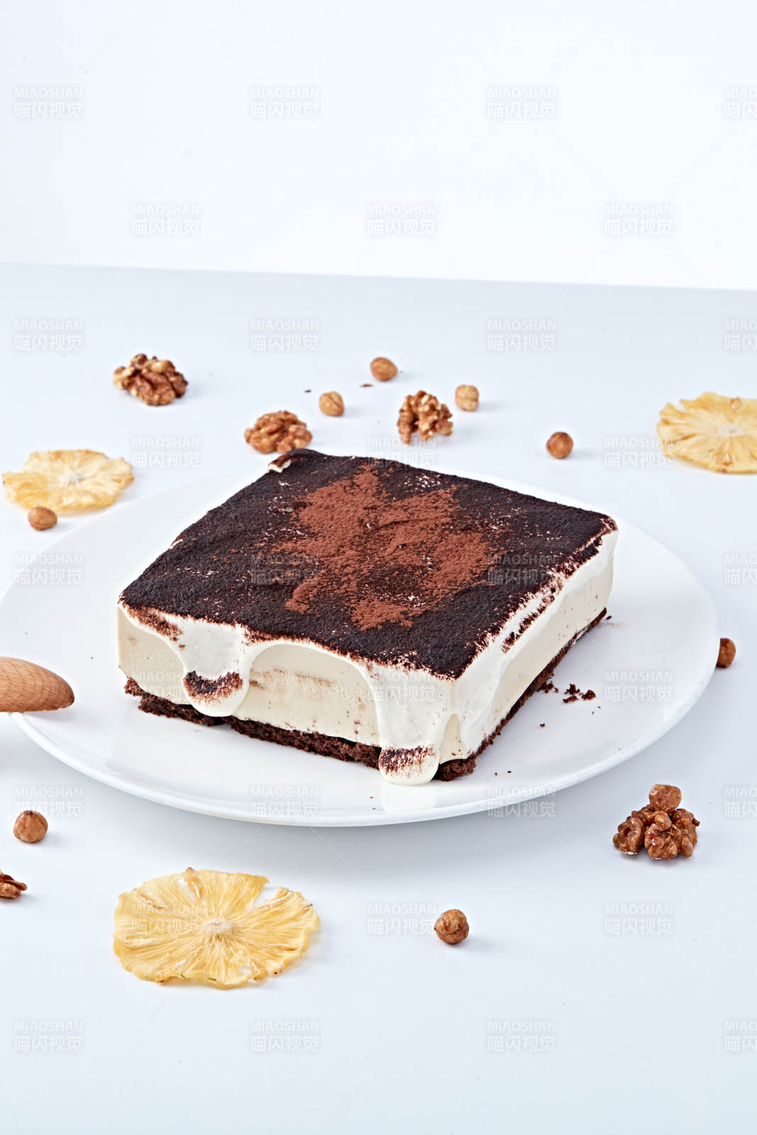 可可粉撒粉鲜奶酪黑森林蛋糕图片