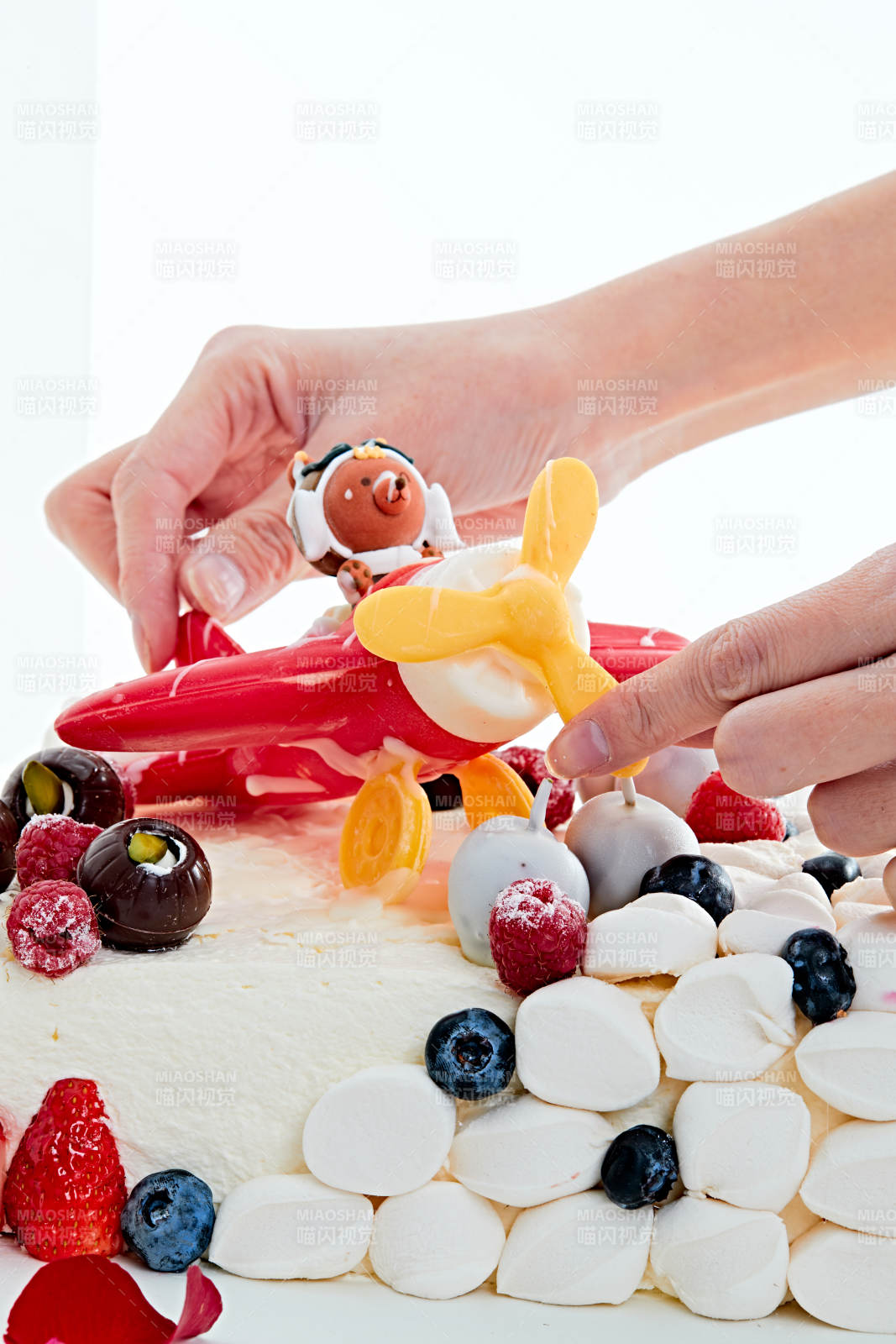 守护者乳脂鲜奶油儿童生日蛋糕图片