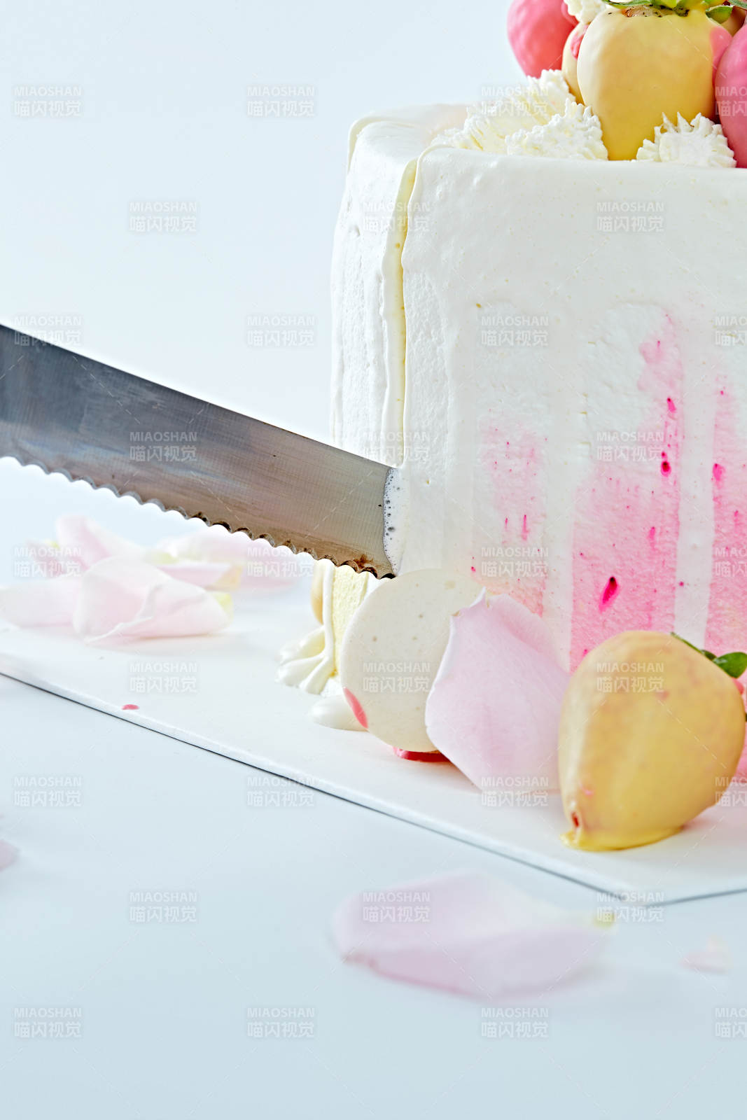 鲜草莓马卡龙法式多层奶夹心油蛋糕图片