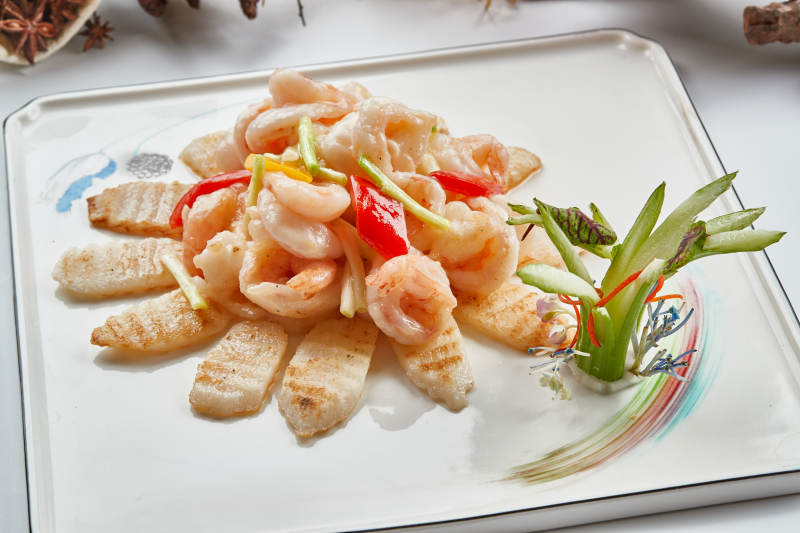 白色瓷盘装的铁板杏鲍菇清炒大虾仁图片