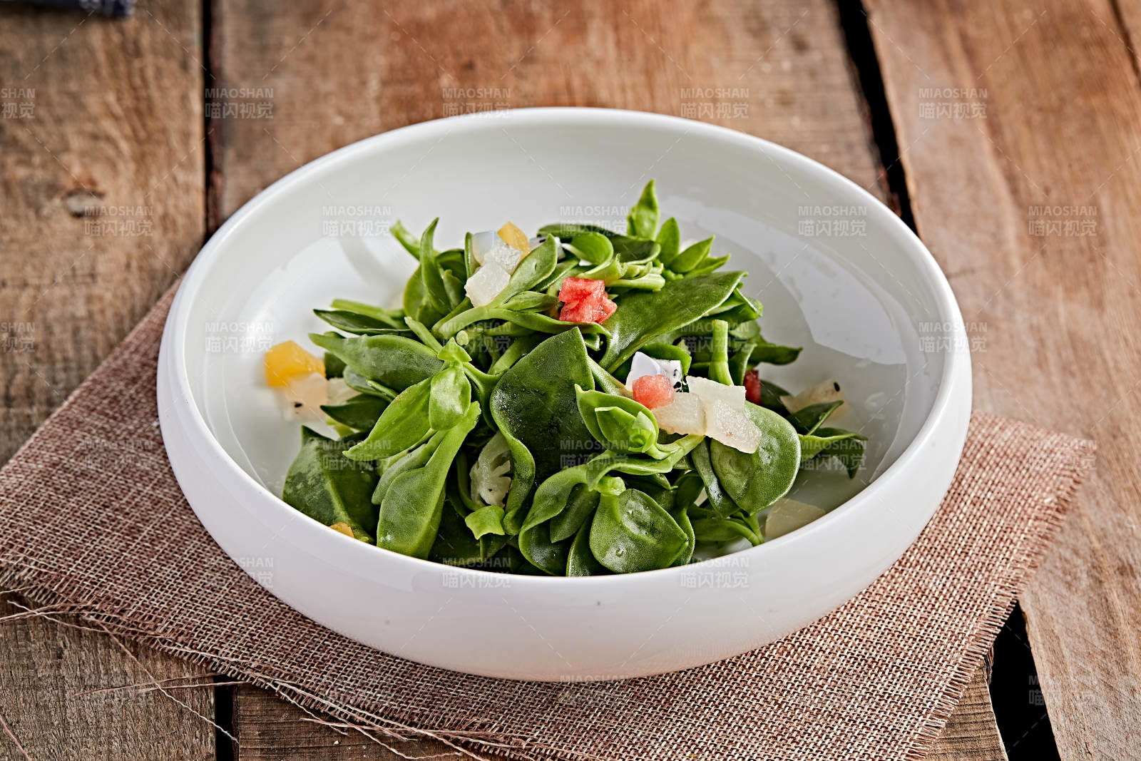 白色瓷盘装的的水果粒炝拌穿心莲图片