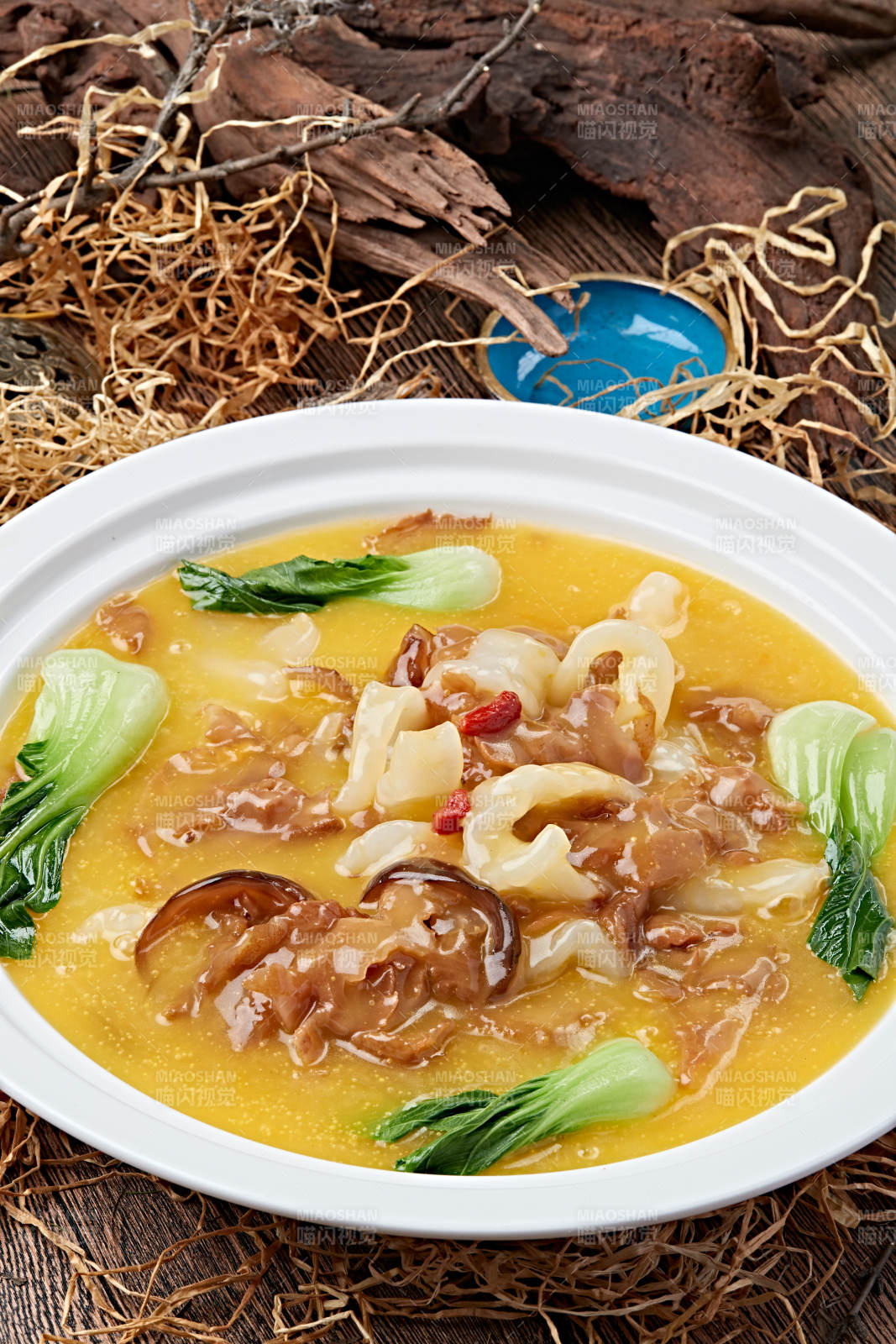 浓汤灵芝菌炖花胶图片
