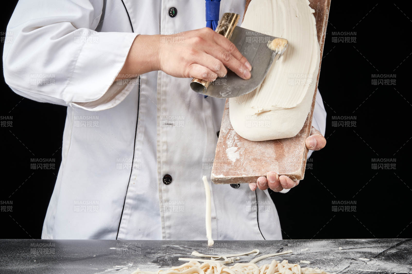 技艺精湛的山西刀削面师在展示刀削面制作图片