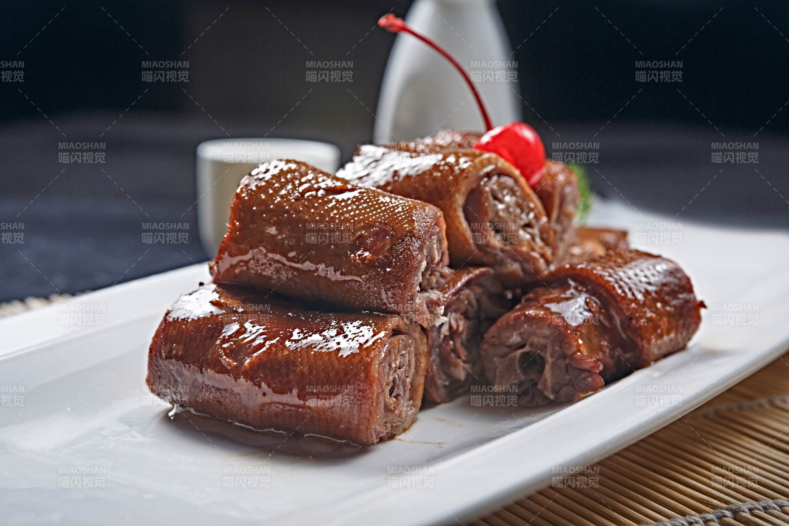 卤味麻辣鸭脖图片