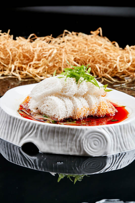 白色瓷盘装的川味红油魔芋肚图片