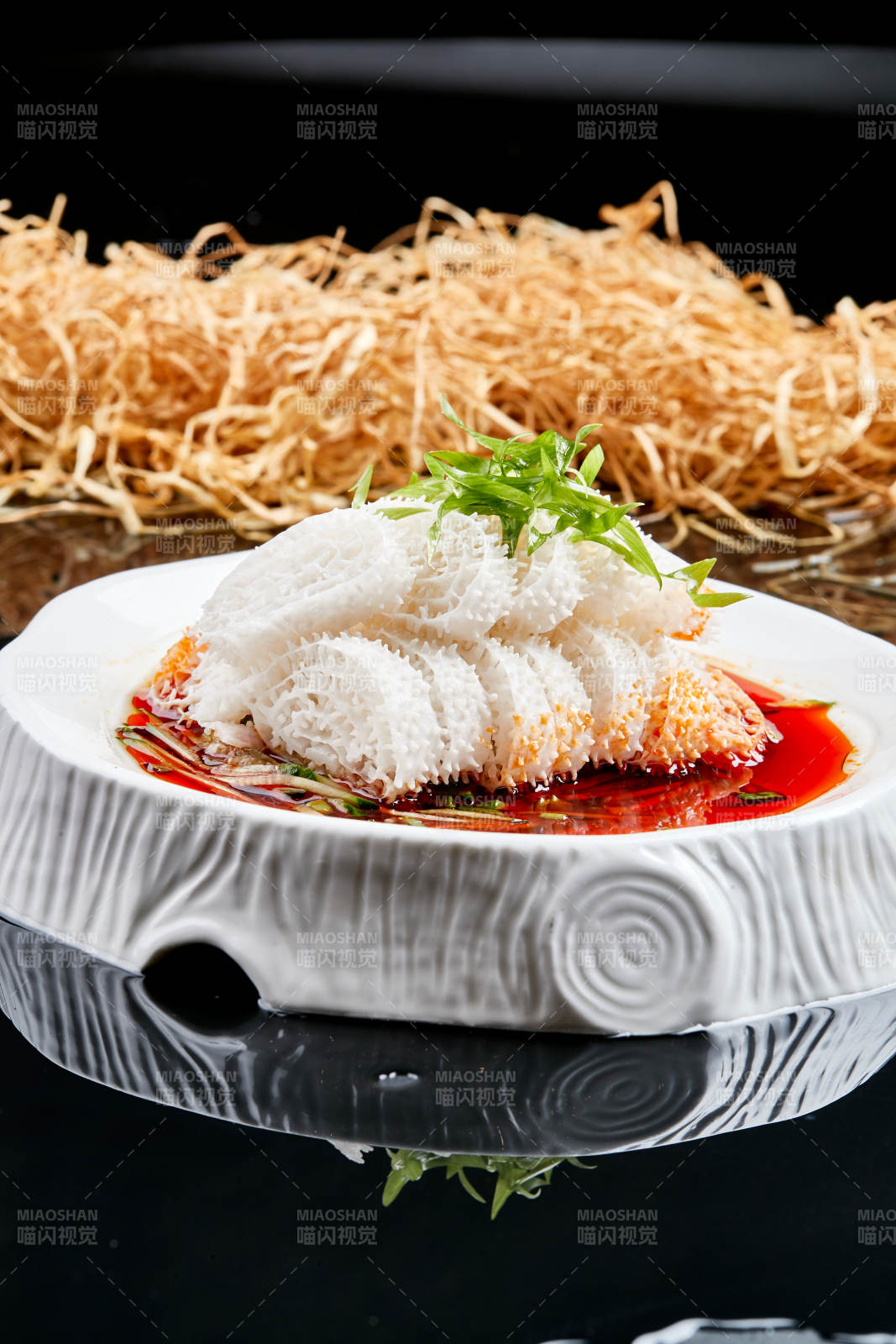 白色瓷盘装的川味红油魔芋肚图片