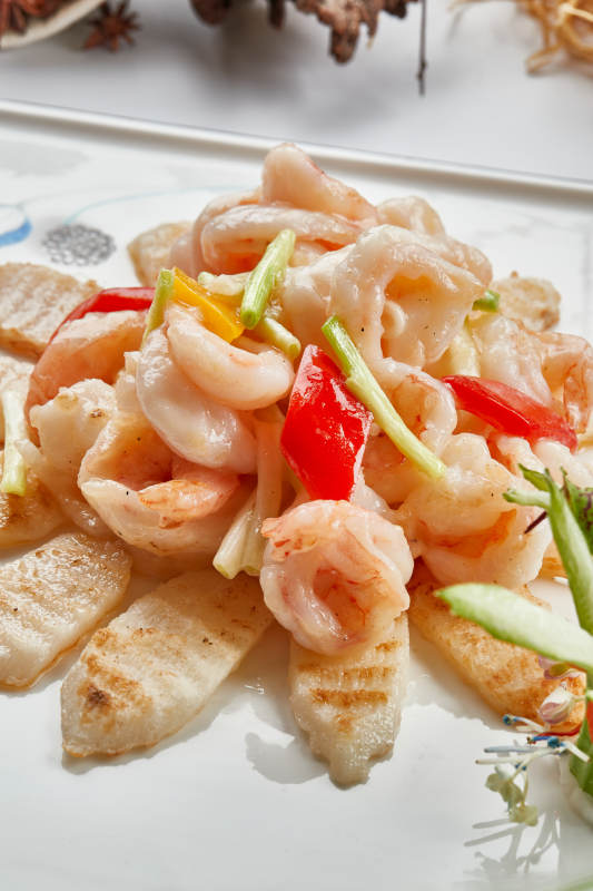 白色瓷盘装的铁板杏鲍菇清炒大虾仁图片