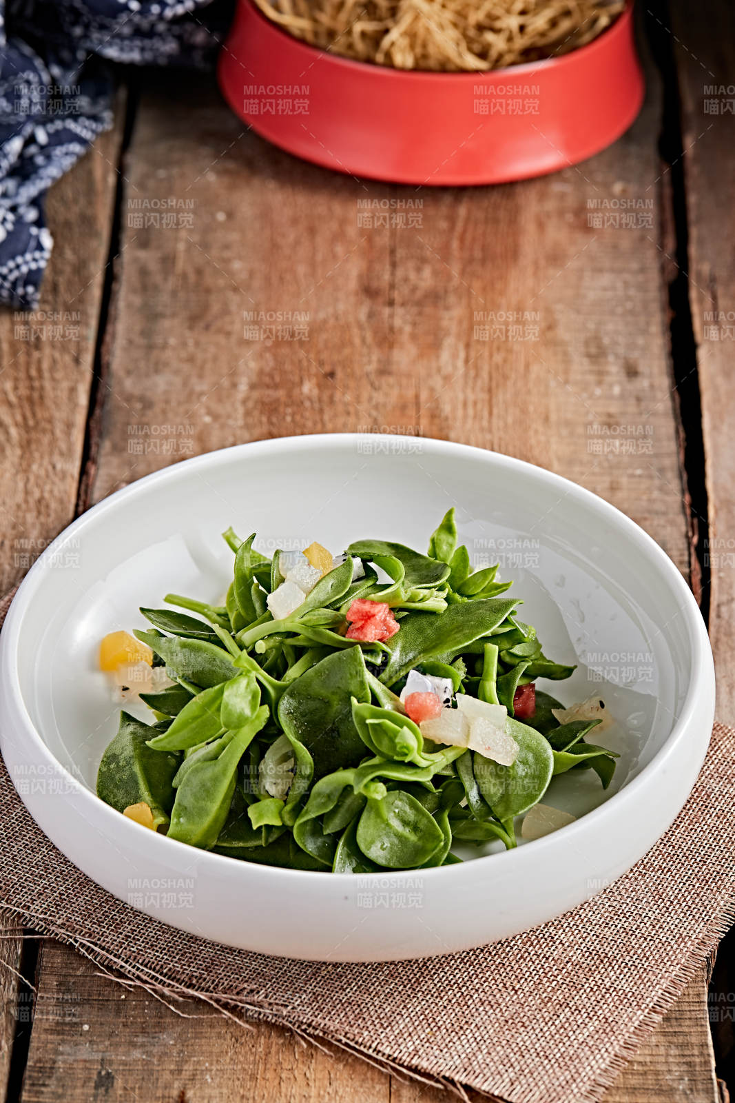 白色瓷盘装的的水果粒炝拌穿心莲图片