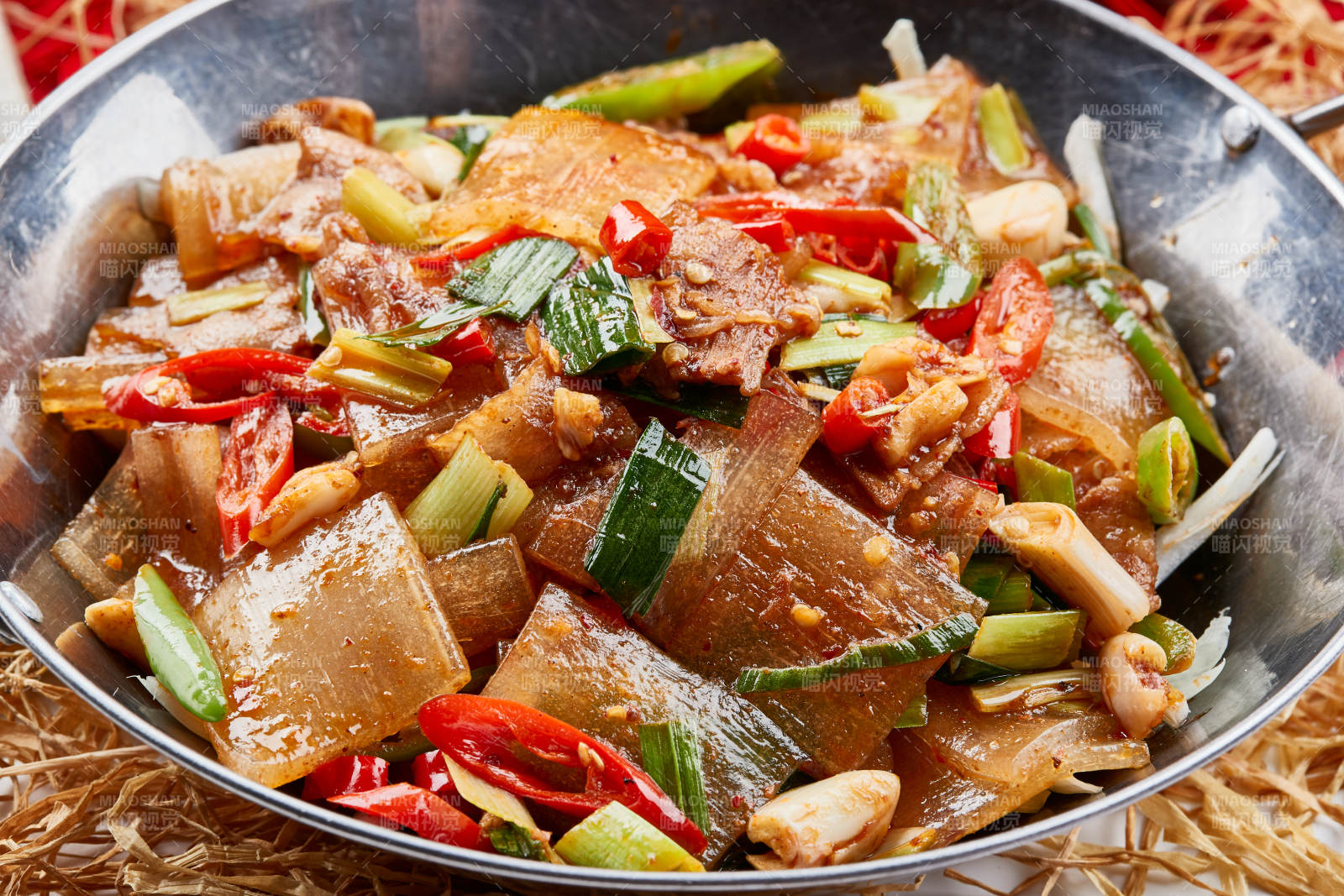 不锈钢餐具装的香辣蒜薹锅仔冷面图片