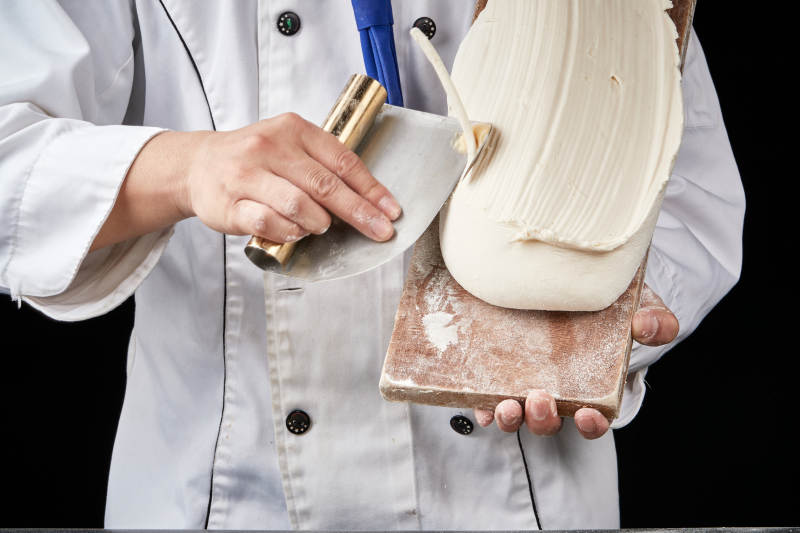 技艺精湛的山西刀削面师在展示刀削面制作图片