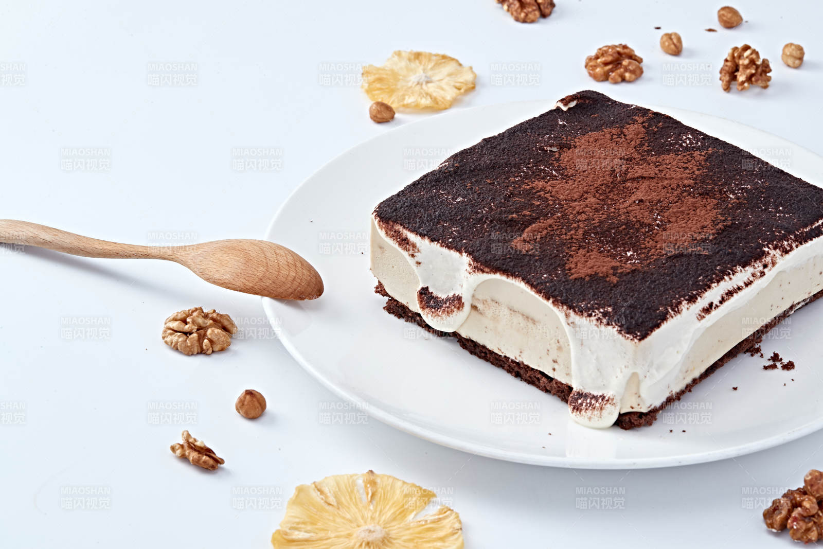 可可粉撒粉鲜奶酪黑森林蛋糕图片