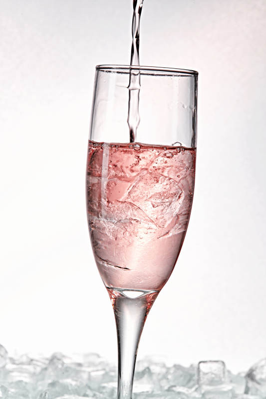 布满冰块的酒杯中的清凉桃子味预调酒图片