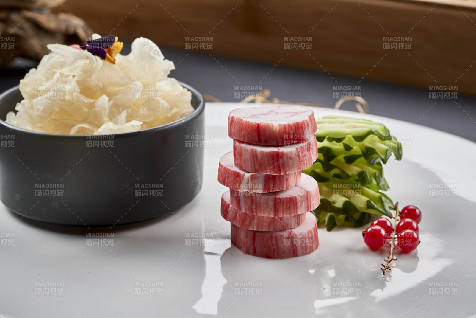 美味凉菜蟹肉卷配捞汁银耳图片