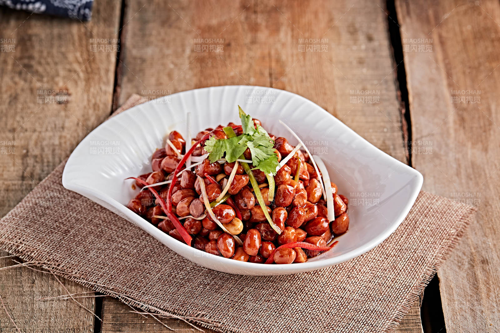 白色瓷盘装的老醋花生米图片