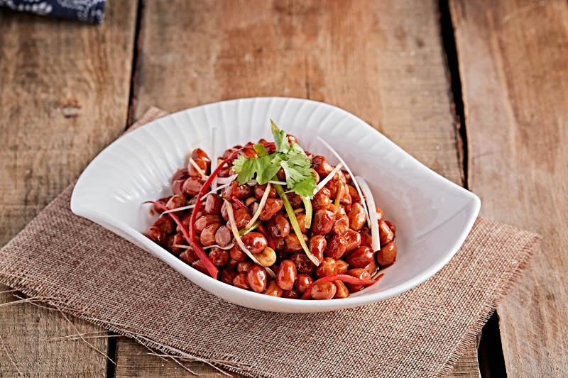 白色瓷盘装的老醋花生米图片