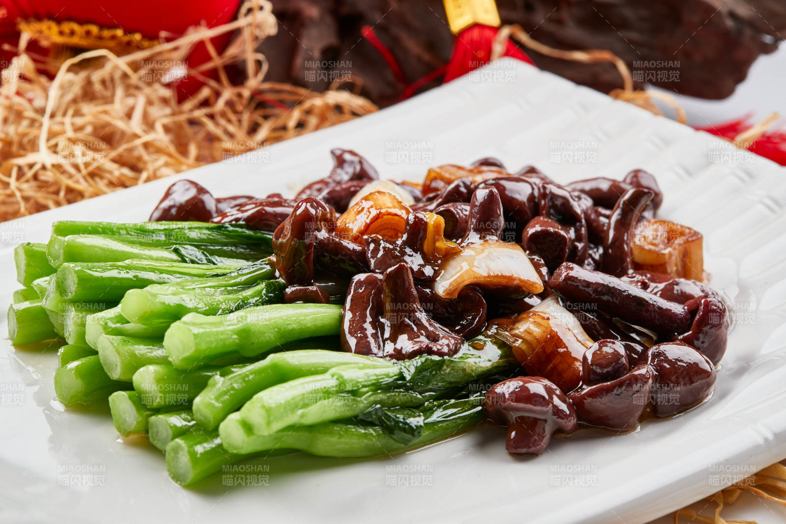 白色瓷盘装的芥蓝白灼红肉菇图片