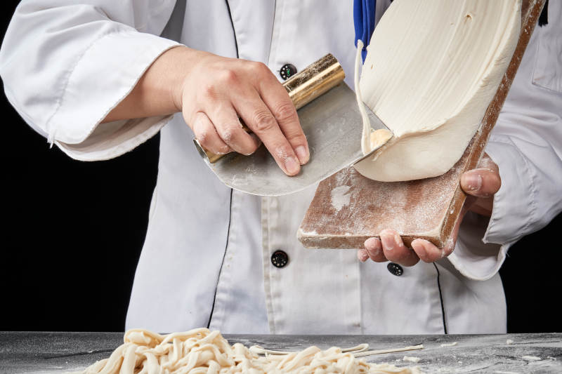 技艺精湛的山西刀削面师在展示刀削面制作图片