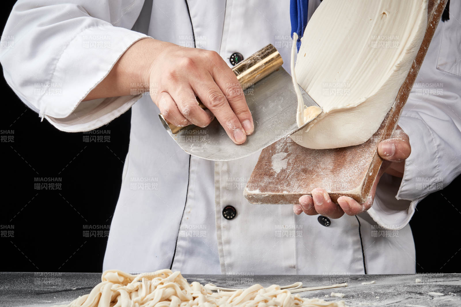 技艺精湛的山西刀削面师在展示刀削面制作图片