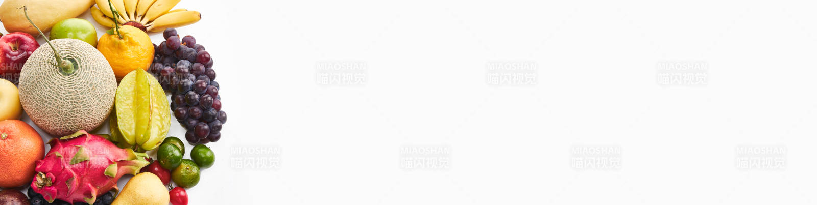 白色背景上摆放的生鲜混合水果图片