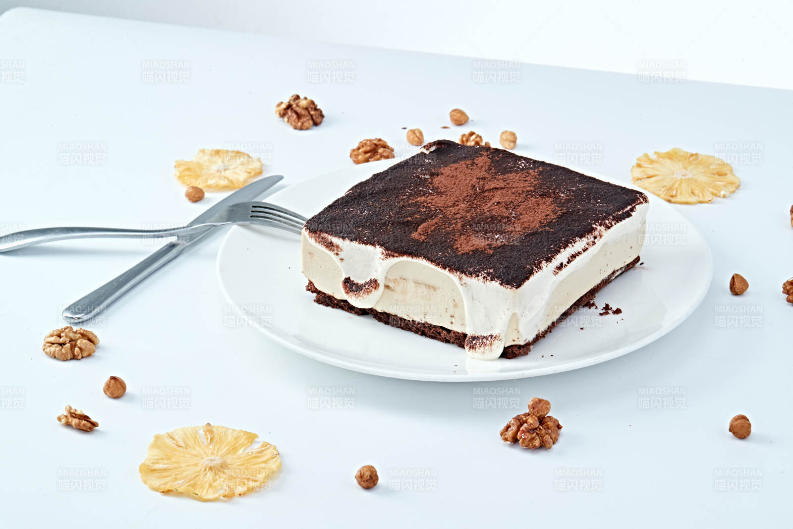 可可粉撒粉鲜奶酪黑森林蛋糕图片