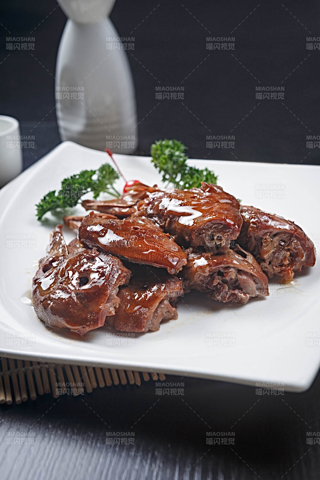 麻辣卤味鸭头图片