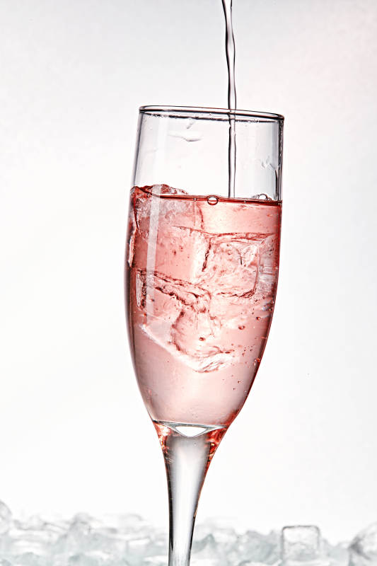 布满冰块的酒杯中的清凉桃子味预调酒图片