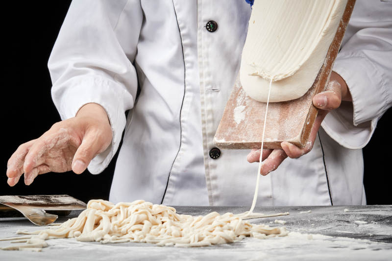 技艺精湛的山西刀削面师在展示刀削面制作图片