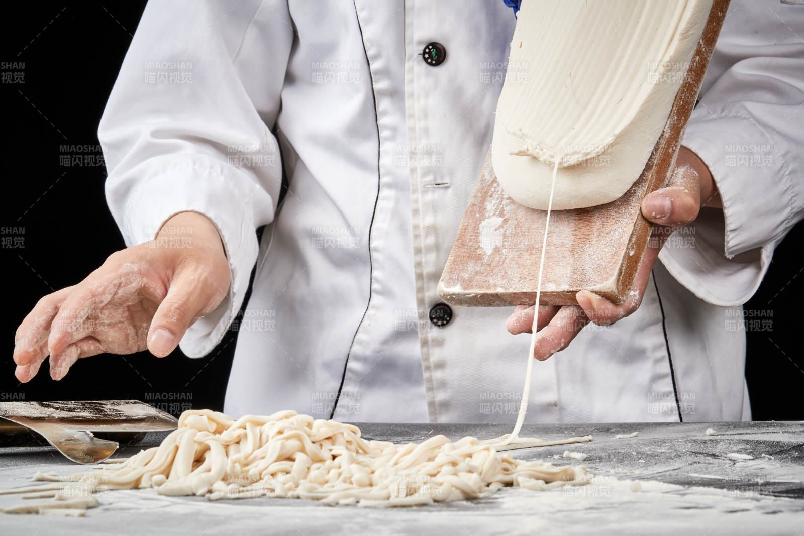 技艺精湛的山西刀削面师在展示刀削面制作图片