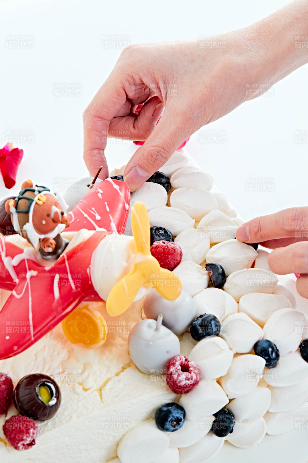 守护者乳脂鲜奶油儿童生日蛋糕图片