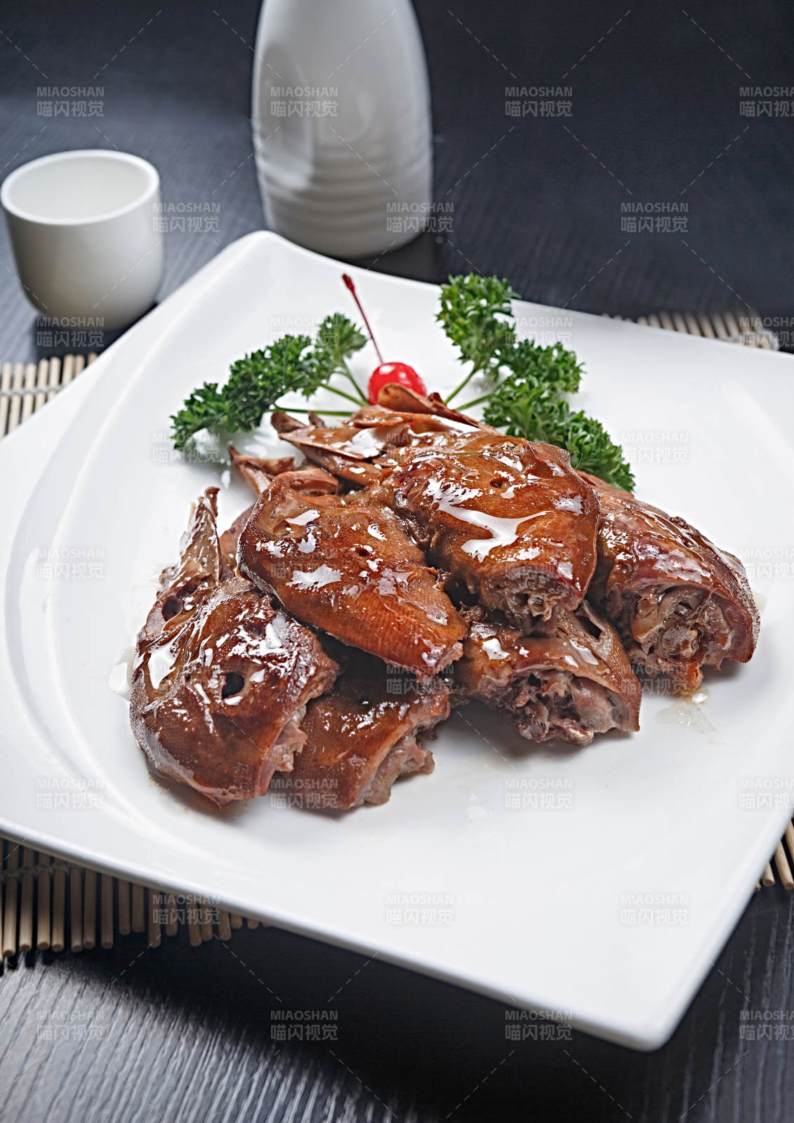 麻辣卤味鸭头图片