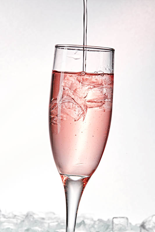 布满冰块的酒杯中的清凉桃子味预调酒图片