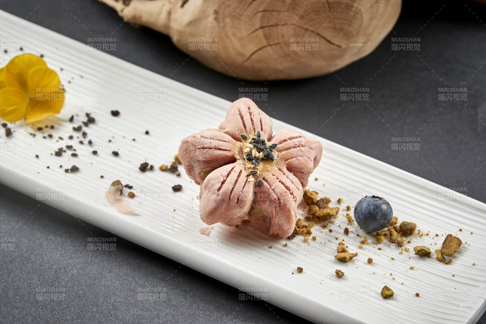 精美面点甜品樱花榴莲酥图片