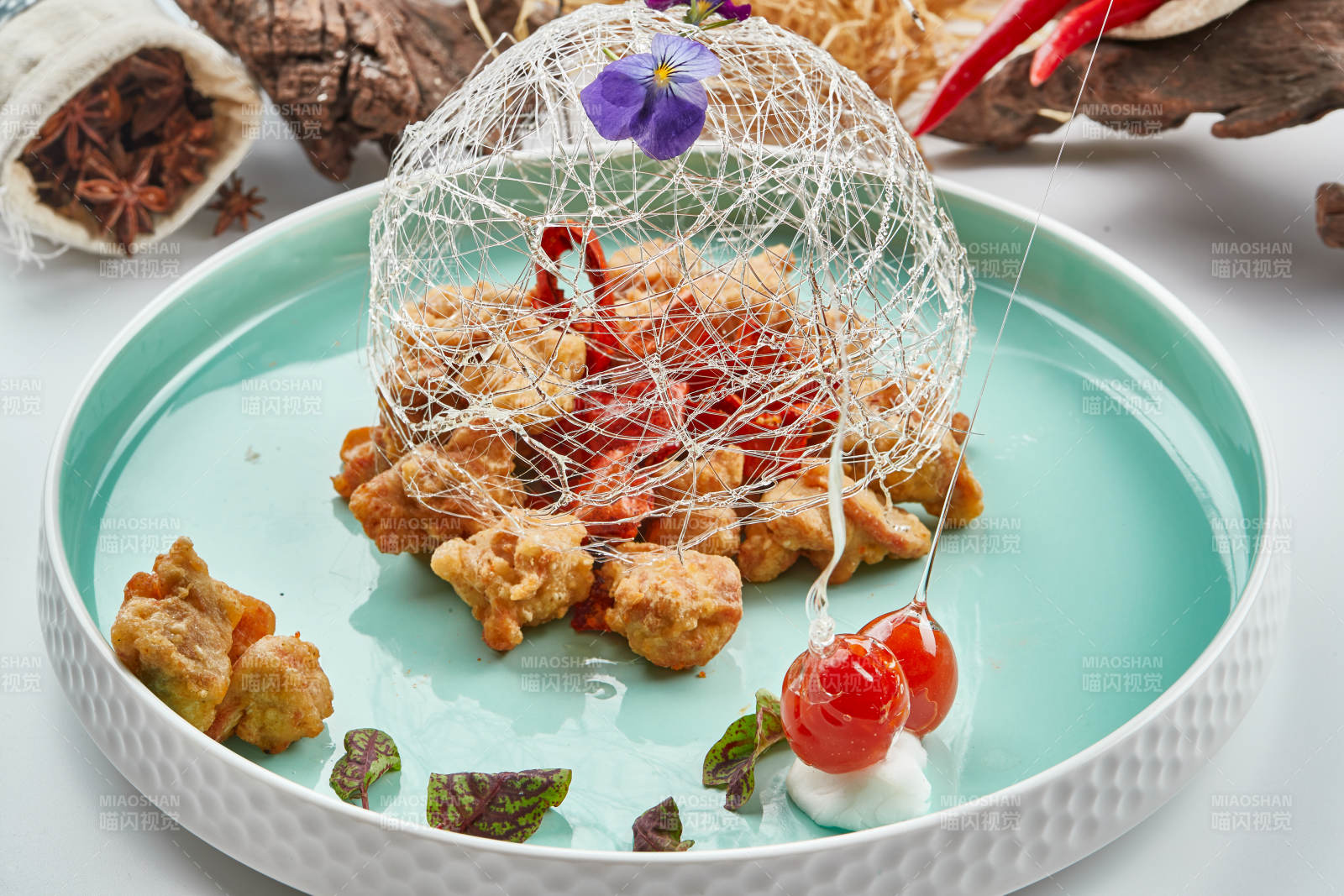 青釉瓷盘装的脆椒咸鲜炸鸡块图片