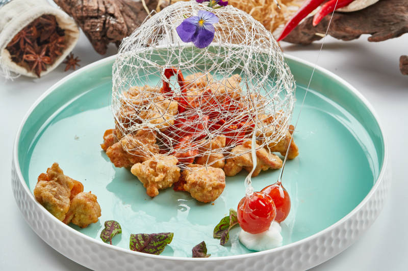 青釉瓷盘装的脆椒咸鲜炸鸡块图片