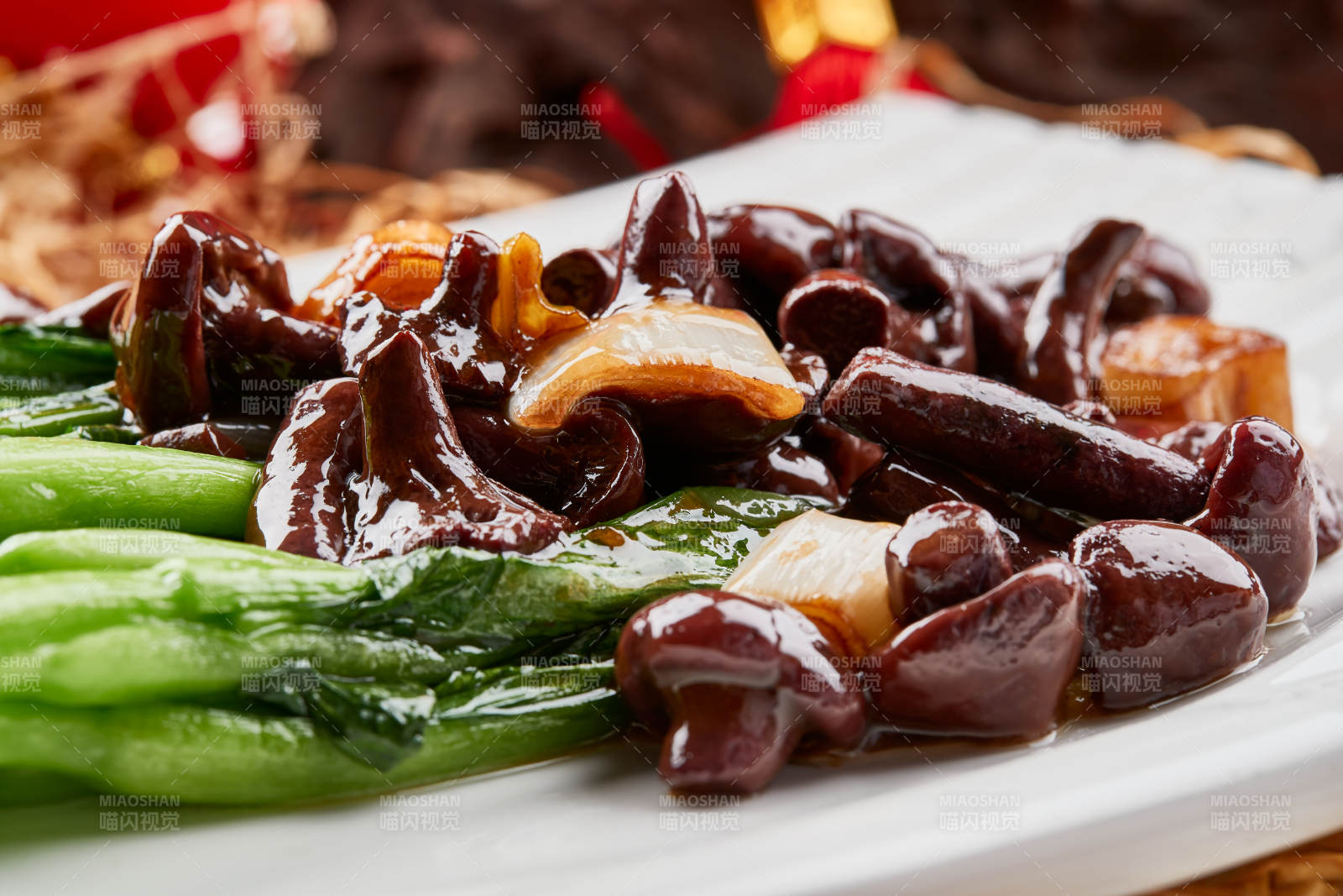 白色瓷盘装的芥蓝白灼红肉菇图片