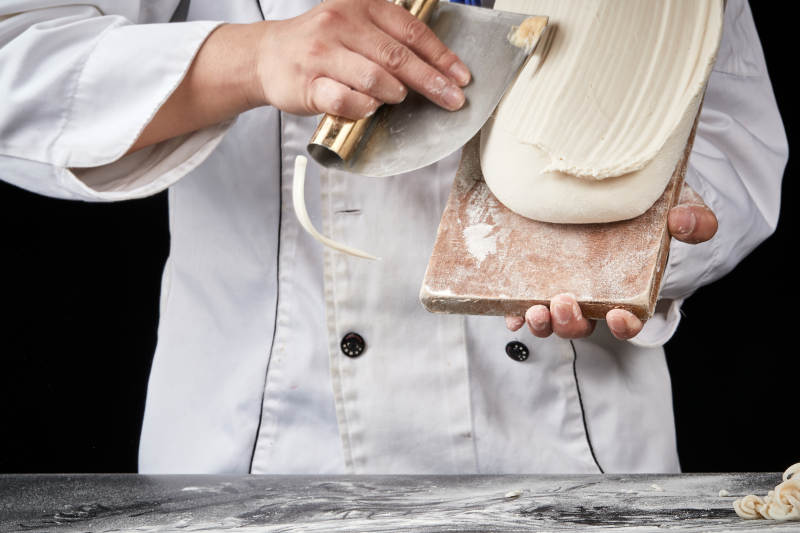 技艺精湛的山西刀削面师在展示刀削面制作图片