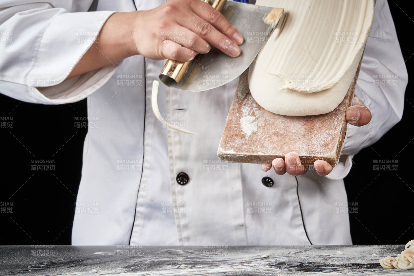 技艺精湛的山西刀削面师在展示刀削面制作图片